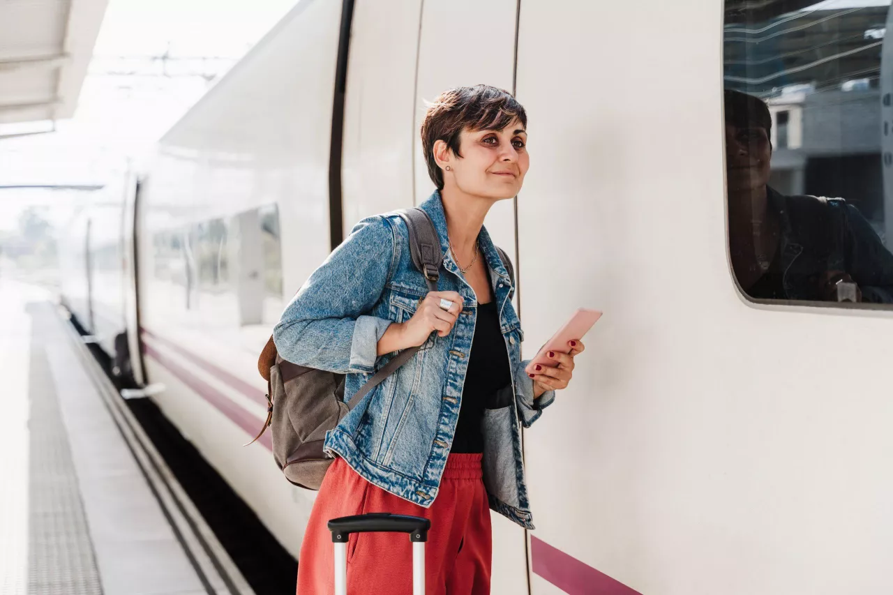 Как купить электронный билет на поезд? Что делать с билетом при посадке в вагон? Каковы преимущества электронных ж/д билетов?
